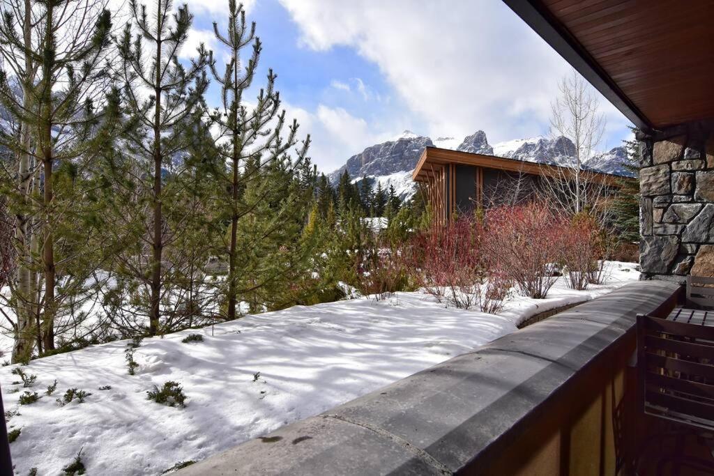 Luxurious Rundle Cliffs Lodge In Spring Creek แคนมอร์ ภายนอก รูปภาพ
