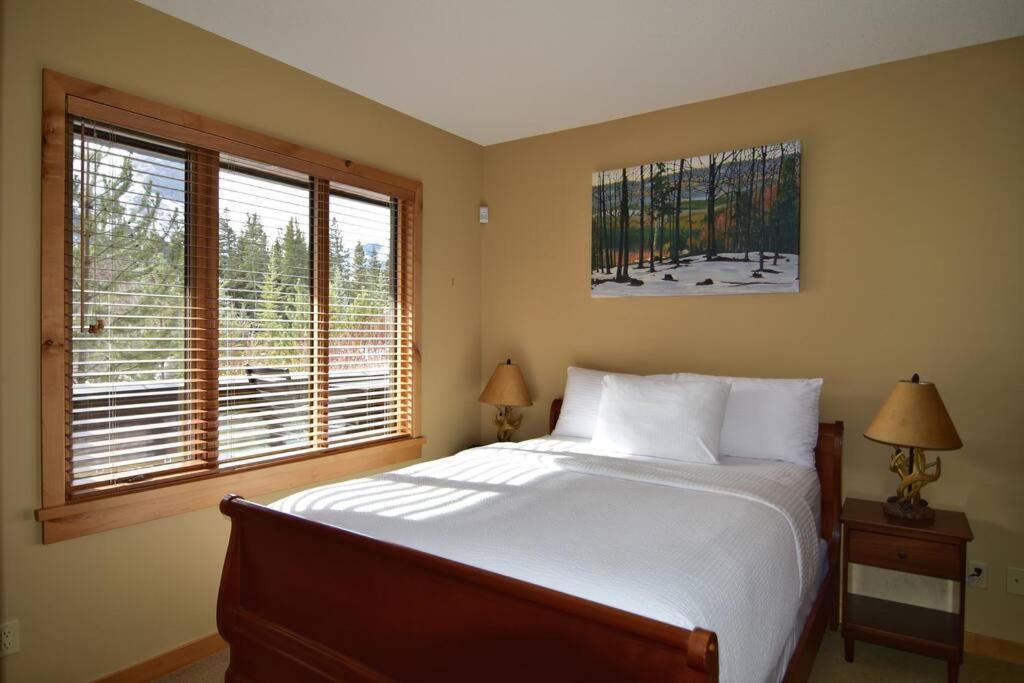 Luxurious Rundle Cliffs Lodge In Spring Creek แคนมอร์ ภายนอก รูปภาพ