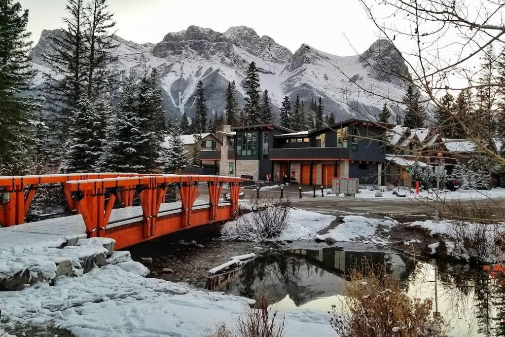 Luxurious Rundle Cliffs Lodge In Spring Creek แคนมอร์ ภายนอก รูปภาพ