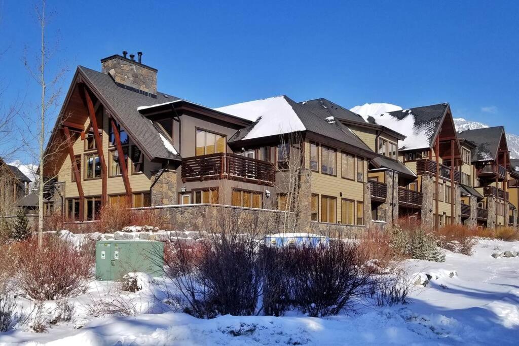 Luxurious Rundle Cliffs Lodge In Spring Creek แคนมอร์ ภายนอก รูปภาพ