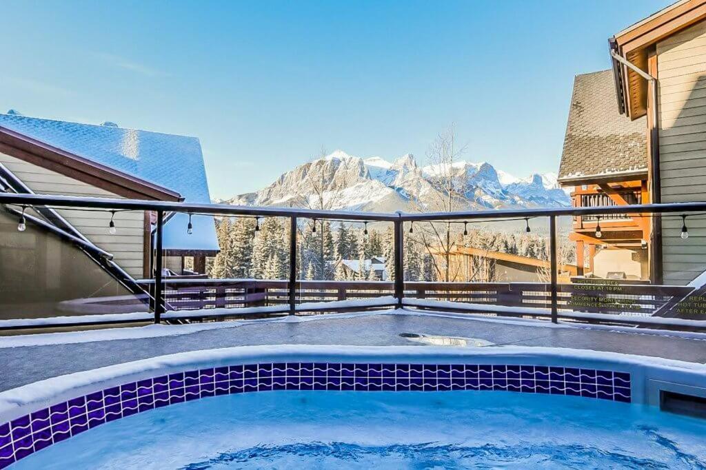 Luxurious Rundle Cliffs Lodge In Spring Creek แคนมอร์ ภายนอก รูปภาพ