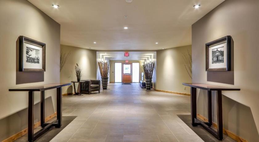 Luxurious Rundle Cliffs Lodge In Spring Creek แคนมอร์ ภายนอก รูปภาพ