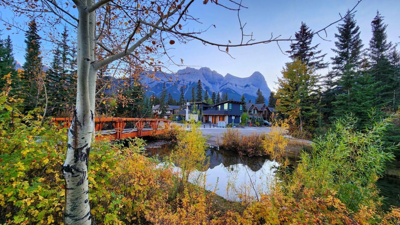 Luxurious Rundle Cliffs Lodge In Spring Creek แคนมอร์ ภายนอก รูปภาพ